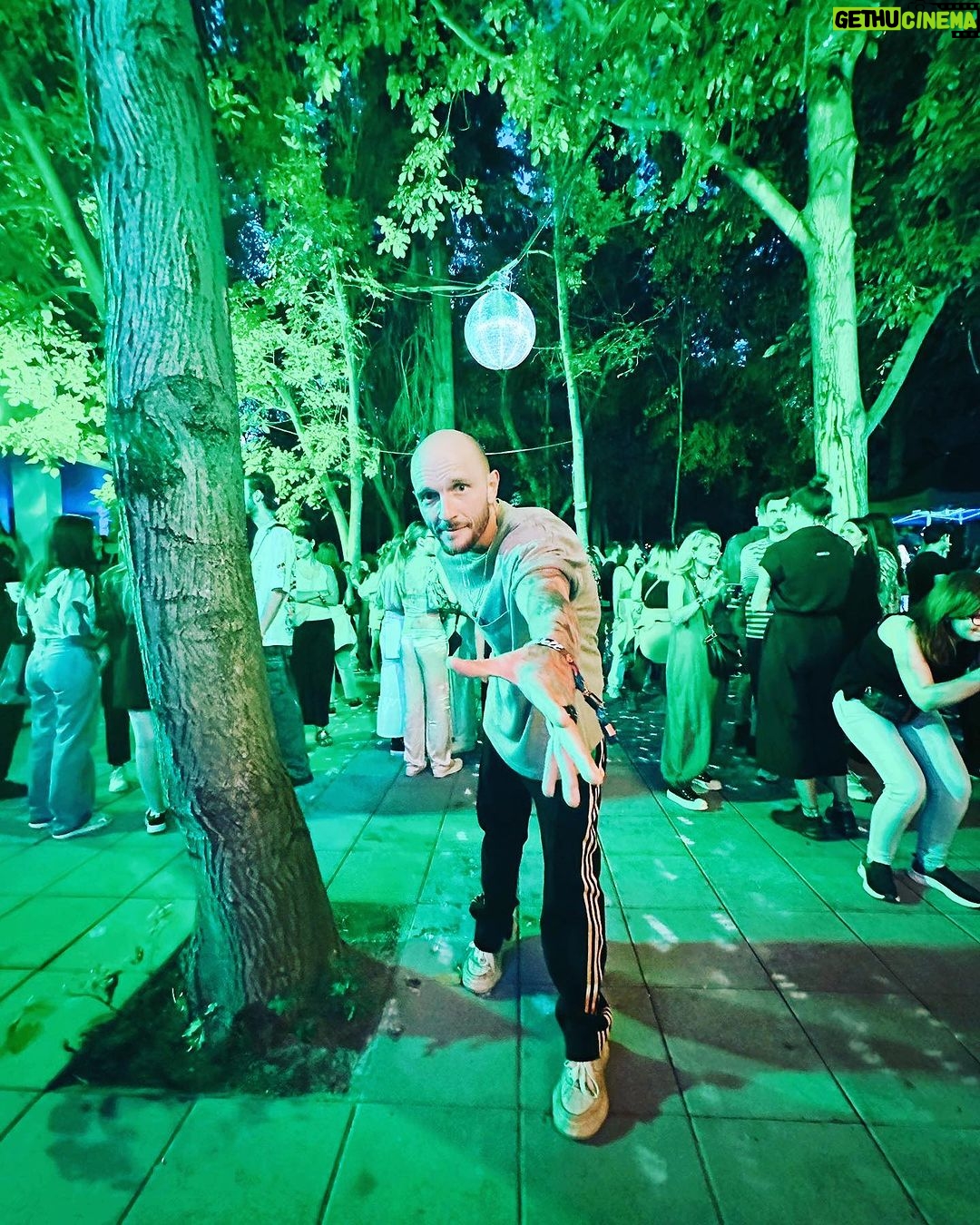 Cătălin Bordea Instagram - Nopti de @summerwellfest petrecute asa cum trebuie la Fun in the Air Party by @glo_romania . Seara trecută a fost pe cinste. M-am distrat si m-am intalnit cu oameni super faini pe care nu ii mai văzusem demult #gloRomania #SummerWell