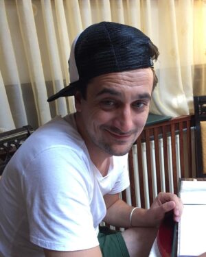 Cătălin Bordea Instagram - Având in vedere ca mulți oameni își laudă prietenii după ce ei nu mai sunt, eu am să o fac cât timp sunt in viața. Ei sunt doar o parte din oamenii pe care ii apreciez și de la care am de învățat lucruri. Dă tag unui prieten bun ca să vadă și el ca e iubit. Doar zic. @micutzustandup @sorin_parcalab @calin.cretu.7 @nelucortea