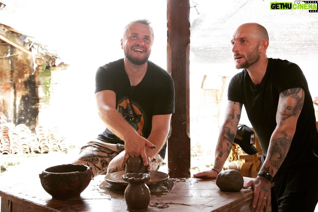 Cătălin Bordea Instagram - Diseară @nelucortea își dă drumu, eu fac o cratiță pentru o femeie care nu își mai găsește locul și îl găsim pe Tupac. @americaexpressromania @vladcazino