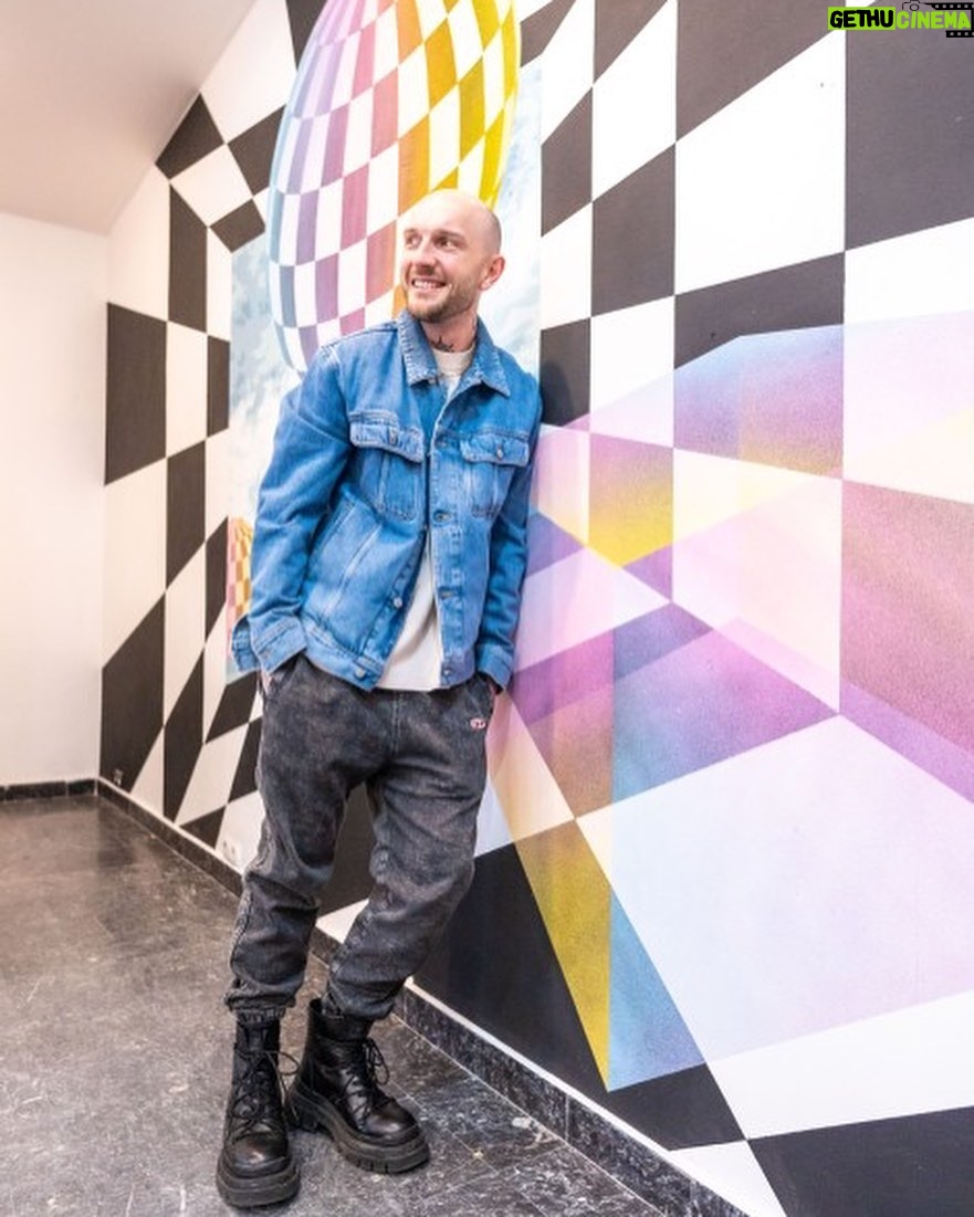 Cătălin Bordea Instagram - In fiecare zi, de luni pana duminica, puteti vizita expozitia Reverse Perspective by @glo_romania . In Galeria de pe Calea Victoriei 91-93 expun cei de la @sweet_damage_crew si daca sunteti in cautarea relaxarii prin centrul Bucurestiului sau vreti sa vedeti o noua instalatie de arta contemporana, va indemn sa nu ratati expozitia.