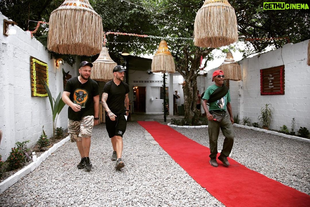 Cătălin Bordea Instagram - Diseară @nelucortea își dă drumu, eu fac o cratiță pentru o femeie care nu își mai găsește locul și îl găsim pe Tupac. @americaexpressromania @vladcazino