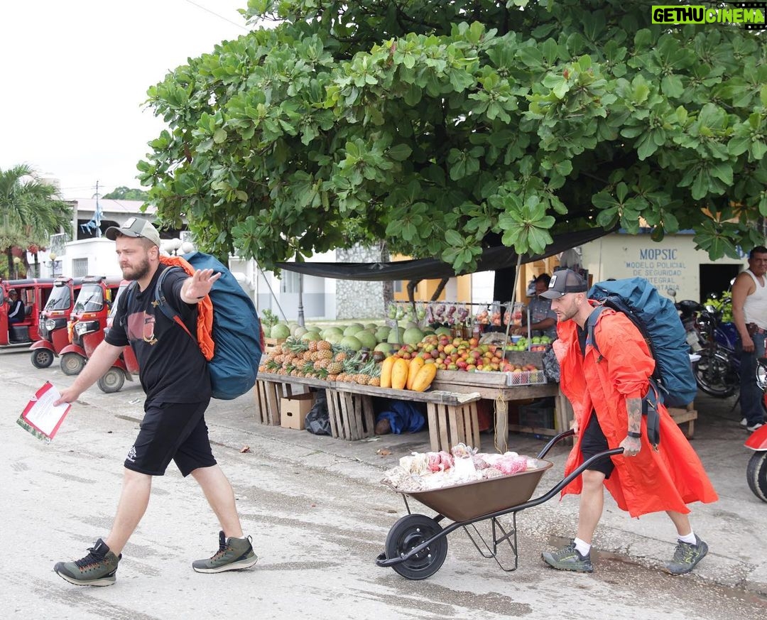 Cătălin Bordea Instagram - Diseară mă părăsește cameramanul, Nelu se transformă în câine și un mustăcios râde de mine. Vis. @americaexpressromania @nelucortea @mariannegotei
