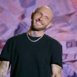 Cătălin Bordea Instagram – Cu mari emoții vă zic că din 8 Decembrie se lansează în toate cinematografele din țară Specialul “Teoria Conspirației”. A Fost scris și performat într-un an foarte greu și le multumesc tuturor oamenilor care mi-au fost alături în sălile de spectacol și cei care mi-au dat aripi pe youtube. Fără voi nu ar fi fost posibil.