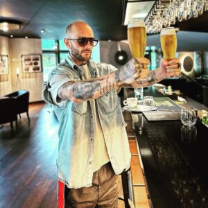Cătălin Bordea Instagram - De o vreme umblu cu câte două…