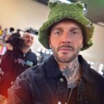 Cătălin Bordea Instagram – Când stai prea mult cu @delia încep să crească piese vestimentare neprevăzute și ciudate pe tine.