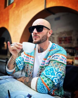 Cătălin Bordea Instagram - Chel Boss în cuvertură…