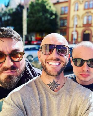 Cătălin Bordea Instagram - Cu Dulăii pă Praga. @micutzustandup @adriancelnicolae