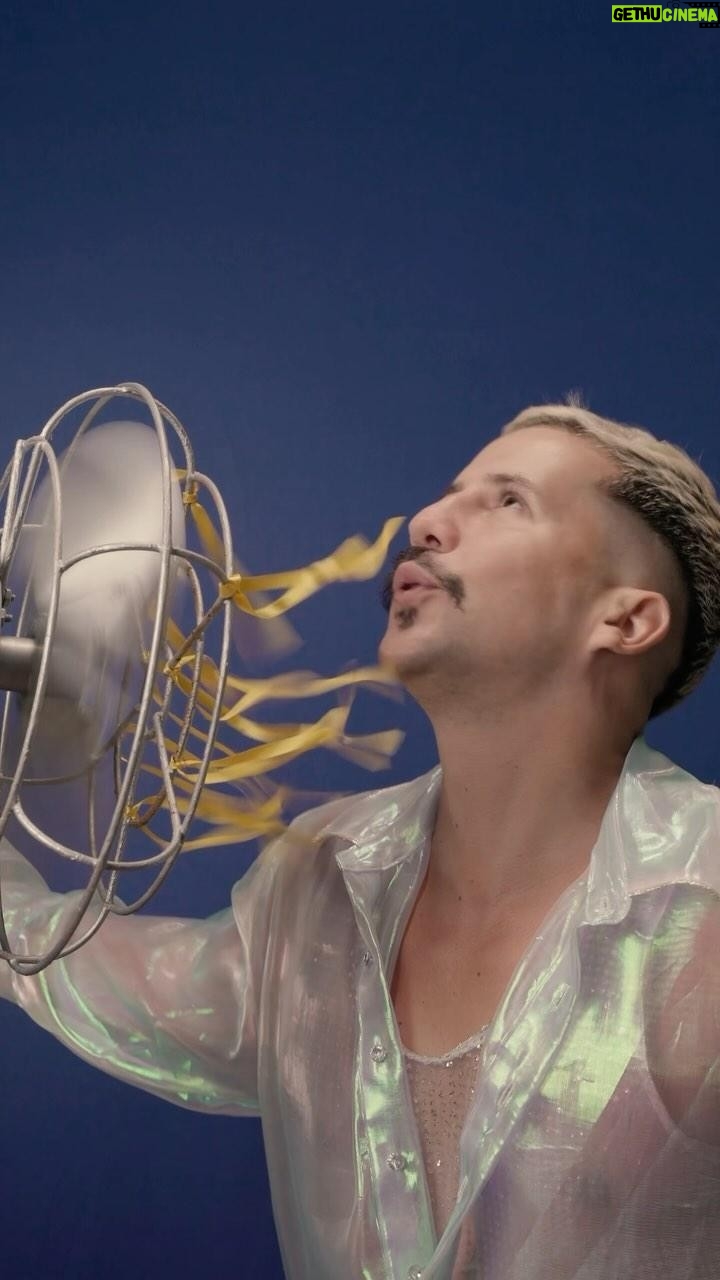 Caio Braz Instagram - Melhor época do ano? Carnaval! O que queremos fazer? Beijar na boca Como queremos essa boquinha? Refrescante e gostosinha Por isso quem tá comigo no Galo da Madrugada e no Carnaval é a @sorrisobrasil .Acompanhem nossa cobertura do maior bloco do mundo aqui 🤭❤️ Recife, Brazil