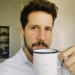 Caio Braz Instagram – ‘Me movo como educador, porque primeiro, me movo como gente.’ Paulo Freire

Nesse dia dos professores eu agradeço a todos os mestres e mestras que passaram na minha vida e aqueles que ainda virão, e agradeço a oportunidade de ensinar e compartilhar conhecimento, seja nas redes, nas salas de aula, nos grupos de estudo e nas comunidades. Conhecimento liberta e nos faz sonhar. Eu amo ser professor e amo quando vocês comentam ‘adoro aprender com você’. Obrigado por esses carinhos ❤️‍🔥

PS: amanhã vamos abrir turmas novas do @cursocaiobraz, uma jornada sobre criação de conteúdo digital, repertório cultural e sensível, e criatividade. Venham comigo 🫶🏼

FELIZ DIA DOS PROFESSORES 🤍 Brazil