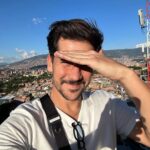 Caio Braz Instagram - Pesquisar, aprender, compartilhar // Algumas pessoas tem percebido uma sutil diferença na minha linha editorial e muita gente nova tem chegado por aqui - normalmente eu evito explicar os meus caminhos mas como bom pisciano, eu adoro pensar alto, me reinventar, criar novos espaços, e também amo pensar que nada na nossa vida acontece por acaso. A geografia sempre esteve no meu caminho desde criança, meus livros preferidos sempre foram os atlas e as enciclopédias, cheguei até a cursar por um tempo o curso na UFPE e pesquisar, observar o mundo, e claro, viajar por ele, sempre estiveram no meu horizonte desde minha infância muito nerd. Durante algum tempo eu me envolvi com muitos outros temas, onde aprendi e compartilhei tanto: mergulhei na moda, montei looks, entrevistei artistas, celebridades, frequentei festivais de música, fiz até marmita (!!!), cresci, acertei, inovei, tudo aos olhos do público. Hoje a minha curiosidade me guia por esse caminho intercultural que mistura cidades, países, arquitetura, urbanismo, cultura, música, arte, esportes, moda, festa e boemia, idiomas, política, tecnologia, negócios, gastronomia, e tantas outras áreas. A curiosidade é a minha ferramenta mais intuitiva. Poder ir a Medellín, enxergar de perto as transformações urbanas, sociais, políticas que esse lugar viveu e contar um pouco dessa história pra vocês foi algo que sem dúvidas, foi um marco na minha vida pela complexidade de toda essa narrativa e por toda a inspiração que esse tema pode gerar em nós latinoamericanos, como um farol de esperança pra nossas cidades tão lindas, embora maltratadas e cheias de oportunidades. Amanhã vou soltar um vídeo muito completo sobre todo esse arco narrativo que esse lugar vive e as inúmeras perspectivas que essa transformação pode abrir para nós brasileiros que queremos viver melhor. Aproveito também para agradecer os mais de 300 (!!!!!) assinantes que estão comigo no grupo que aproveitaram esse conteúdo de pertinho, me apoiaram (significa tudo pra mim), e reafirmo o compromisso de que cada mês vamos continuar essas explorações cheias de curiosidade pelo mundo. Tem lugar pra mais gente é só chegar. Obrigado por tudo <3 Caio Medellín, Antioquia