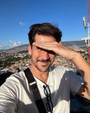 Caio Braz Instagram - Pesquisar, aprender, compartilhar //

Algumas pessoas tem percebido uma sutil diferença na minha linha editorial e muita gente nova tem chegado por aqui - normalmente eu evito explicar os meus caminhos mas como bom pisciano, eu adoro pensar alto, me reinventar, criar novos espaços, e também amo pensar que nada na nossa vida acontece por acaso.

A geografia sempre esteve no meu caminho desde criança, meus livros preferidos sempre foram os atlas e as enciclopédias, cheguei até a cursar por um tempo o curso na UFPE e pesquisar, observar o mundo, e claro, viajar por ele, sempre estiveram no meu horizonte desde minha infância muito nerd.

Durante algum tempo eu me envolvi com muitos outros temas, onde aprendi e compartilhei tanto: mergulhei na moda, montei looks, entrevistei artistas, celebridades, frequentei festivais de música, fiz até marmita (!!!), cresci, acertei, inovei, tudo aos olhos do público.

Hoje a minha curiosidade me guia por esse caminho intercultural que mistura cidades, países, arquitetura, urbanismo, cultura, música, arte, esportes, moda, festa e boemia, idiomas, política, tecnologia, negócios, gastronomia, e tantas outras áreas. A curiosidade é a minha ferramenta mais intuitiva.

Poder ir a Medellín, enxergar de perto as transformações urbanas, sociais, políticas que esse lugar viveu e contar um pouco dessa história pra vocês foi algo que sem dúvidas, foi um marco na minha vida pela complexidade de toda essa narrativa e por toda a inspiração que esse tema pode gerar em nós latinoamericanos, como um farol de esperança pra nossas cidades tão lindas, embora maltratadas e cheias de oportunidades. Amanhã vou soltar um vídeo muito completo sobre todo esse arco narrativo que esse lugar vive e as inúmeras perspectivas que essa transformação pode abrir para nós brasileiros que queremos viver melhor.

Aproveito também para agradecer os mais de 300 (!!!!!) assinantes que estão comigo no grupo que aproveitaram esse conteúdo de pertinho, me apoiaram (significa tudo pra mim), e reafirmo o compromisso de que cada mês vamos continuar essas explorações cheias de curiosidade pelo mundo. Tem lugar pra mais gente é só chegar.

Obrigado por tudo <3 Caio