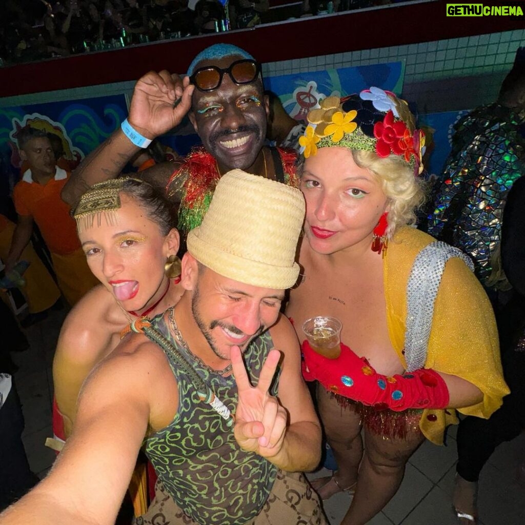 Caio Braz Instagram - de chapeu de sol aberto pelas ruas, eu vou… a multidão me acompanha, eu vou… baile municipal do recife Recife, Brazil