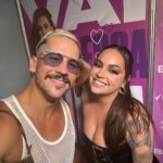 Caio Braz Instagram - Ontem fui dar um beijo em @raphaafavorita, a nossa favorita, e falar um pouco com ela sobre o vídeo do brega que fiz essa semana. Rapha, como era de se imaginar, parou o Ensaio e levou todo mundo ao delírio. O vídeo sobre Rapha e Priscilla teve meio milhão de views em dois dias. Um vídeo longo sobre cultura pernambucana. Não é improvável, mas é raro. Então realmente não acreditem nessas fórmulas de conteúdo pra internet, que tem que dançar, que tem que mentir, que tem que se humilhar, fazer baixaria. Boas histórias são boas histórias e pronto. E eu comemoro muito sim porque mereço esses números e esse lugar ❤️ Querem mais vídeos sobre a cultura pernambucana? Recife, Brazil