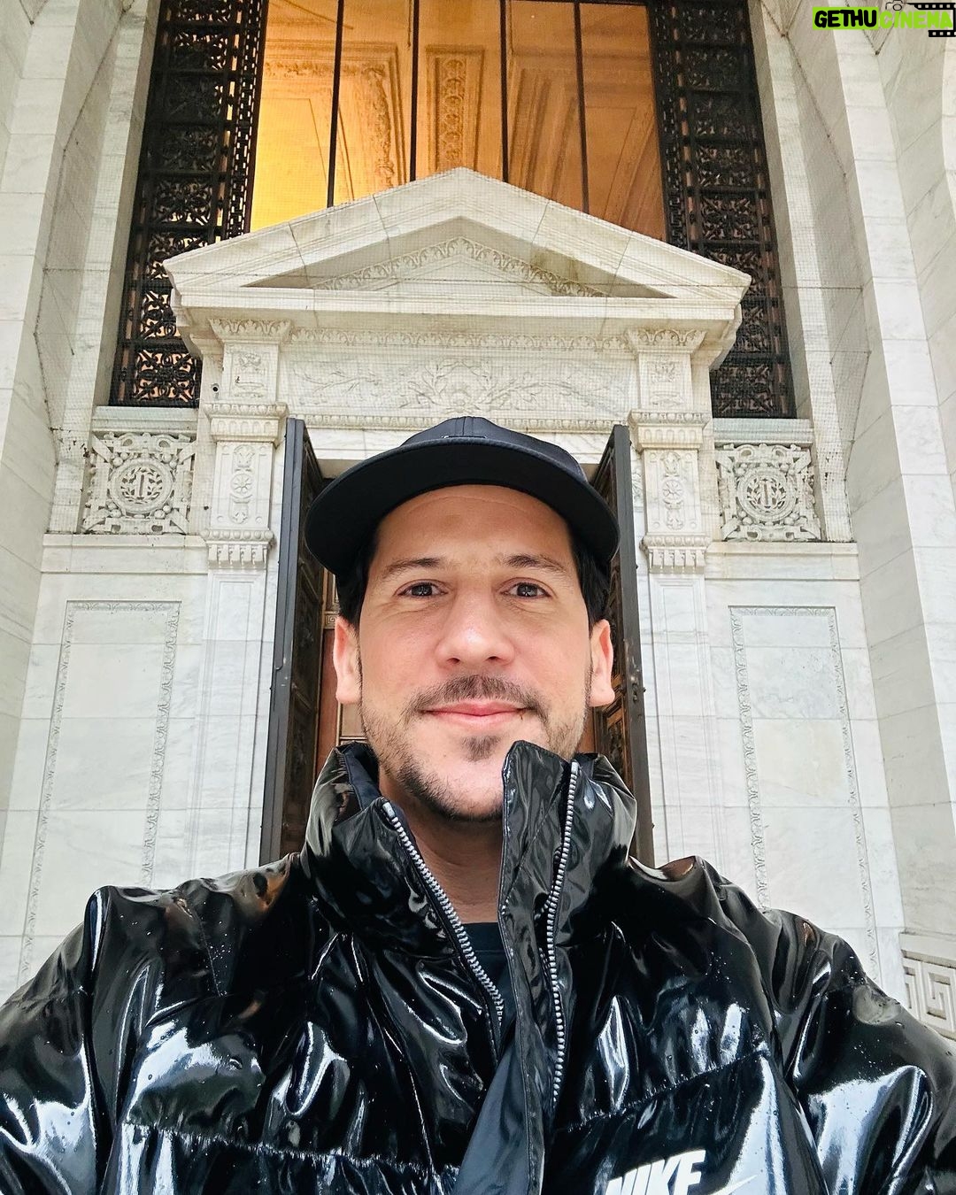Caio Braz Instagram - sábado chuvoso na grande maçã 💙 @nike @prada @supremenewyork New York Public Library and Bryant Park