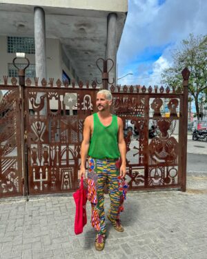 Caio Braz Instagram - Eu tenho dedicado os últimos anos da minha vida (ou minha vida inteira?) a andar pelo mundo, e cada dia mais eu tenho certeza que o Brasil tem tudo que a gente precisa, e principalmente: as melhores histórias do Brasil estão no Norte e no Nordeste. A cultura é e será o grande motor de transformação dessas regiões! 

Não há culturas, no plural, como as nossas, e quanto mais a gente se escavar, mais gente vai perceber como é tudo tão plural, significativo, cheio de sentido, tocante, avassalador.

Quem estiver em Salvador, não deixe de conhecer o MUNCAB, novo museu da cidade dedicado à cultura afro-brasileira, com exposição sobre ‘Um Defeito de Cor’, uma das maiores obras do pensamento decolonial do planeta.