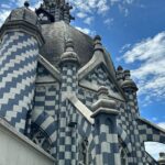 Caio Braz Instagram - Pesquisar, aprender, compartilhar // Algumas pessoas tem percebido uma sutil diferença na minha linha editorial e muita gente nova tem chegado por aqui - normalmente eu evito explicar os meus caminhos mas como bom pisciano, eu adoro pensar alto, me reinventar, criar novos espaços, e também amo pensar que nada na nossa vida acontece por acaso. A geografia sempre esteve no meu caminho desde criança, meus livros preferidos sempre foram os atlas e as enciclopédias, cheguei até a cursar por um tempo o curso na UFPE e pesquisar, observar o mundo, e claro, viajar por ele, sempre estiveram no meu horizonte desde minha infância muito nerd. Durante algum tempo eu me envolvi com muitos outros temas, onde aprendi e compartilhei tanto: mergulhei na moda, montei looks, entrevistei artistas, celebridades, frequentei festivais de música, fiz até marmita (!!!), cresci, acertei, inovei, tudo aos olhos do público. Hoje a minha curiosidade me guia por esse caminho intercultural que mistura cidades, países, arquitetura, urbanismo, cultura, música, arte, esportes, moda, festa e boemia, idiomas, política, tecnologia, negócios, gastronomia, e tantas outras áreas. A curiosidade é a minha ferramenta mais intuitiva. Poder ir a Medellín, enxergar de perto as transformações urbanas, sociais, políticas que esse lugar viveu e contar um pouco dessa história pra vocês foi algo que sem dúvidas, foi um marco na minha vida pela complexidade de toda essa narrativa e por toda a inspiração que esse tema pode gerar em nós latinoamericanos, como um farol de esperança pra nossas cidades tão lindas, embora maltratadas e cheias de oportunidades. Amanhã vou soltar um vídeo muito completo sobre todo esse arco narrativo que esse lugar vive e as inúmeras perspectivas que essa transformação pode abrir para nós brasileiros que queremos viver melhor. Aproveito também para agradecer os mais de 300 (!!!!!) assinantes que estão comigo no grupo que aproveitaram esse conteúdo de pertinho, me apoiaram (significa tudo pra mim), e reafirmo o compromisso de que cada mês vamos continuar essas explorações cheias de curiosidade pelo mundo. Tem lugar pra mais gente é só chegar. Obrigado por tudo <3 Caio Medellín, Antioquia