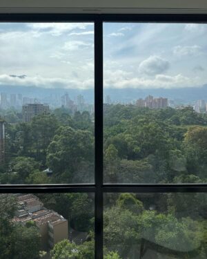 Caio Braz Instagram - Pesquisar, aprender, compartilhar //

Algumas pessoas tem percebido uma sutil diferença na minha linha editorial e muita gente nova tem chegado por aqui - normalmente eu evito explicar os meus caminhos mas como bom pisciano, eu adoro pensar alto, me reinventar, criar novos espaços, e também amo pensar que nada na nossa vida acontece por acaso.

A geografia sempre esteve no meu caminho desde criança, meus livros preferidos sempre foram os atlas e as enciclopédias, cheguei até a cursar por um tempo o curso na UFPE e pesquisar, observar o mundo, e claro, viajar por ele, sempre estiveram no meu horizonte desde minha infância muito nerd.

Durante algum tempo eu me envolvi com muitos outros temas, onde aprendi e compartilhei tanto: mergulhei na moda, montei looks, entrevistei artistas, celebridades, frequentei festivais de música, fiz até marmita (!!!), cresci, acertei, inovei, tudo aos olhos do público.

Hoje a minha curiosidade me guia por esse caminho intercultural que mistura cidades, países, arquitetura, urbanismo, cultura, música, arte, esportes, moda, festa e boemia, idiomas, política, tecnologia, negócios, gastronomia, e tantas outras áreas. A curiosidade é a minha ferramenta mais intuitiva.

Poder ir a Medellín, enxergar de perto as transformações urbanas, sociais, políticas que esse lugar viveu e contar um pouco dessa história pra vocês foi algo que sem dúvidas, foi um marco na minha vida pela complexidade de toda essa narrativa e por toda a inspiração que esse tema pode gerar em nós latinoamericanos, como um farol de esperança pra nossas cidades tão lindas, embora maltratadas e cheias de oportunidades. Amanhã vou soltar um vídeo muito completo sobre todo esse arco narrativo que esse lugar vive e as inúmeras perspectivas que essa transformação pode abrir para nós brasileiros que queremos viver melhor.

Aproveito também para agradecer os mais de 300 (!!!!!) assinantes que estão comigo no grupo que aproveitaram esse conteúdo de pertinho, me apoiaram (significa tudo pra mim), e reafirmo o compromisso de que cada mês vamos continuar essas explorações cheias de curiosidade pelo mundo. Tem lugar pra mais gente é só chegar.

Obrigado por tudo <3 Caio
