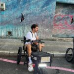 Caio Braz Instagram - Pesquisar, aprender, compartilhar // Algumas pessoas tem percebido uma sutil diferença na minha linha editorial e muita gente nova tem chegado por aqui - normalmente eu evito explicar os meus caminhos mas como bom pisciano, eu adoro pensar alto, me reinventar, criar novos espaços, e também amo pensar que nada na nossa vida acontece por acaso. A geografia sempre esteve no meu caminho desde criança, meus livros preferidos sempre foram os atlas e as enciclopédias, cheguei até a cursar por um tempo o curso na UFPE e pesquisar, observar o mundo, e claro, viajar por ele, sempre estiveram no meu horizonte desde minha infância muito nerd. Durante algum tempo eu me envolvi com muitos outros temas, onde aprendi e compartilhei tanto: mergulhei na moda, montei looks, entrevistei artistas, celebridades, frequentei festivais de música, fiz até marmita (!!!), cresci, acertei, inovei, tudo aos olhos do público. Hoje a minha curiosidade me guia por esse caminho intercultural que mistura cidades, países, arquitetura, urbanismo, cultura, música, arte, esportes, moda, festa e boemia, idiomas, política, tecnologia, negócios, gastronomia, e tantas outras áreas. A curiosidade é a minha ferramenta mais intuitiva. Poder ir a Medellín, enxergar de perto as transformações urbanas, sociais, políticas que esse lugar viveu e contar um pouco dessa história pra vocês foi algo que sem dúvidas, foi um marco na minha vida pela complexidade de toda essa narrativa e por toda a inspiração que esse tema pode gerar em nós latinoamericanos, como um farol de esperança pra nossas cidades tão lindas, embora maltratadas e cheias de oportunidades. Amanhã vou soltar um vídeo muito completo sobre todo esse arco narrativo que esse lugar vive e as inúmeras perspectivas que essa transformação pode abrir para nós brasileiros que queremos viver melhor. Aproveito também para agradecer os mais de 300 (!!!!!) assinantes que estão comigo no grupo que aproveitaram esse conteúdo de pertinho, me apoiaram (significa tudo pra mim), e reafirmo o compromisso de que cada mês vamos continuar essas explorações cheias de curiosidade pelo mundo. Tem lugar pra mais gente é só chegar. Obrigado por tudo <3 Caio Medellín, Antioquia