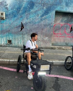 Caio Braz Instagram - Pesquisar, aprender, compartilhar //

Algumas pessoas tem percebido uma sutil diferença na minha linha editorial e muita gente nova tem chegado por aqui - normalmente eu evito explicar os meus caminhos mas como bom pisciano, eu adoro pensar alto, me reinventar, criar novos espaços, e também amo pensar que nada na nossa vida acontece por acaso.

A geografia sempre esteve no meu caminho desde criança, meus livros preferidos sempre foram os atlas e as enciclopédias, cheguei até a cursar por um tempo o curso na UFPE e pesquisar, observar o mundo, e claro, viajar por ele, sempre estiveram no meu horizonte desde minha infância muito nerd.

Durante algum tempo eu me envolvi com muitos outros temas, onde aprendi e compartilhei tanto: mergulhei na moda, montei looks, entrevistei artistas, celebridades, frequentei festivais de música, fiz até marmita (!!!), cresci, acertei, inovei, tudo aos olhos do público.

Hoje a minha curiosidade me guia por esse caminho intercultural que mistura cidades, países, arquitetura, urbanismo, cultura, música, arte, esportes, moda, festa e boemia, idiomas, política, tecnologia, negócios, gastronomia, e tantas outras áreas. A curiosidade é a minha ferramenta mais intuitiva.

Poder ir a Medellín, enxergar de perto as transformações urbanas, sociais, políticas que esse lugar viveu e contar um pouco dessa história pra vocês foi algo que sem dúvidas, foi um marco na minha vida pela complexidade de toda essa narrativa e por toda a inspiração que esse tema pode gerar em nós latinoamericanos, como um farol de esperança pra nossas cidades tão lindas, embora maltratadas e cheias de oportunidades. Amanhã vou soltar um vídeo muito completo sobre todo esse arco narrativo que esse lugar vive e as inúmeras perspectivas que essa transformação pode abrir para nós brasileiros que queremos viver melhor.

Aproveito também para agradecer os mais de 300 (!!!!!) assinantes que estão comigo no grupo que aproveitaram esse conteúdo de pertinho, me apoiaram (significa tudo pra mim), e reafirmo o compromisso de que cada mês vamos continuar essas explorações cheias de curiosidade pelo mundo. Tem lugar pra mais gente é só chegar.

Obrigado por tudo <3 Caio