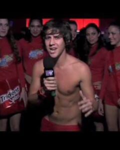 Caio Braz Instagram - Esse era o Sunga Boy gente, que despertou a curiosidade de vocês depois da minha entrevista pra @fepaesleme na piscina ontem do @gnt. 22 anos de idade, muita franja, e muitos sonhos 🤭 ele faz QUINZE anos este ano, será que chegou a hora do remake @trident_brasil? Renascer tá aí… Recife, Brazil