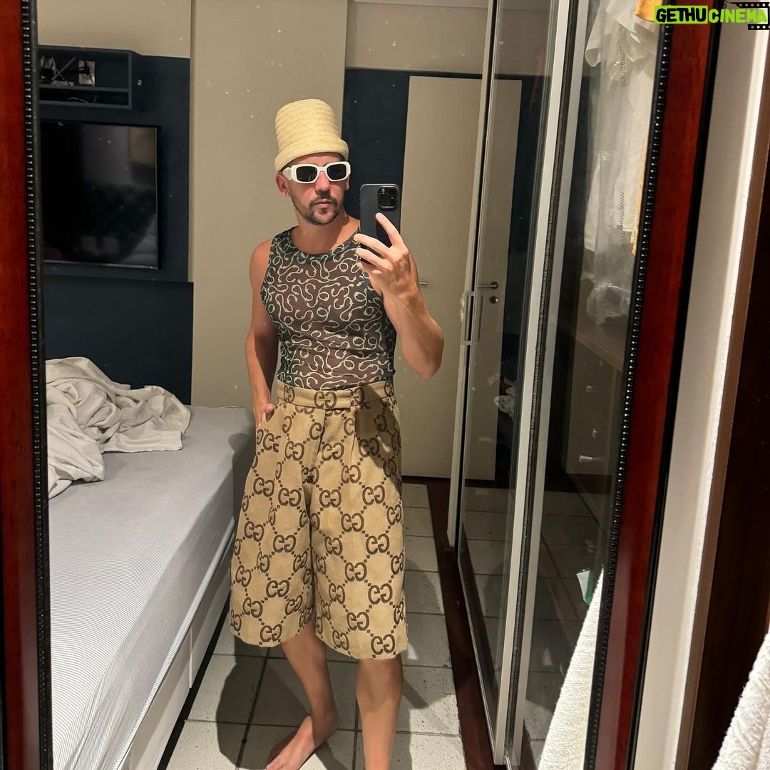 Caio Braz Instagram - de chapeu de sol aberto pelas ruas, eu vou… a multidão me acompanha, eu vou… baile municipal do recife Recife, Brazil
