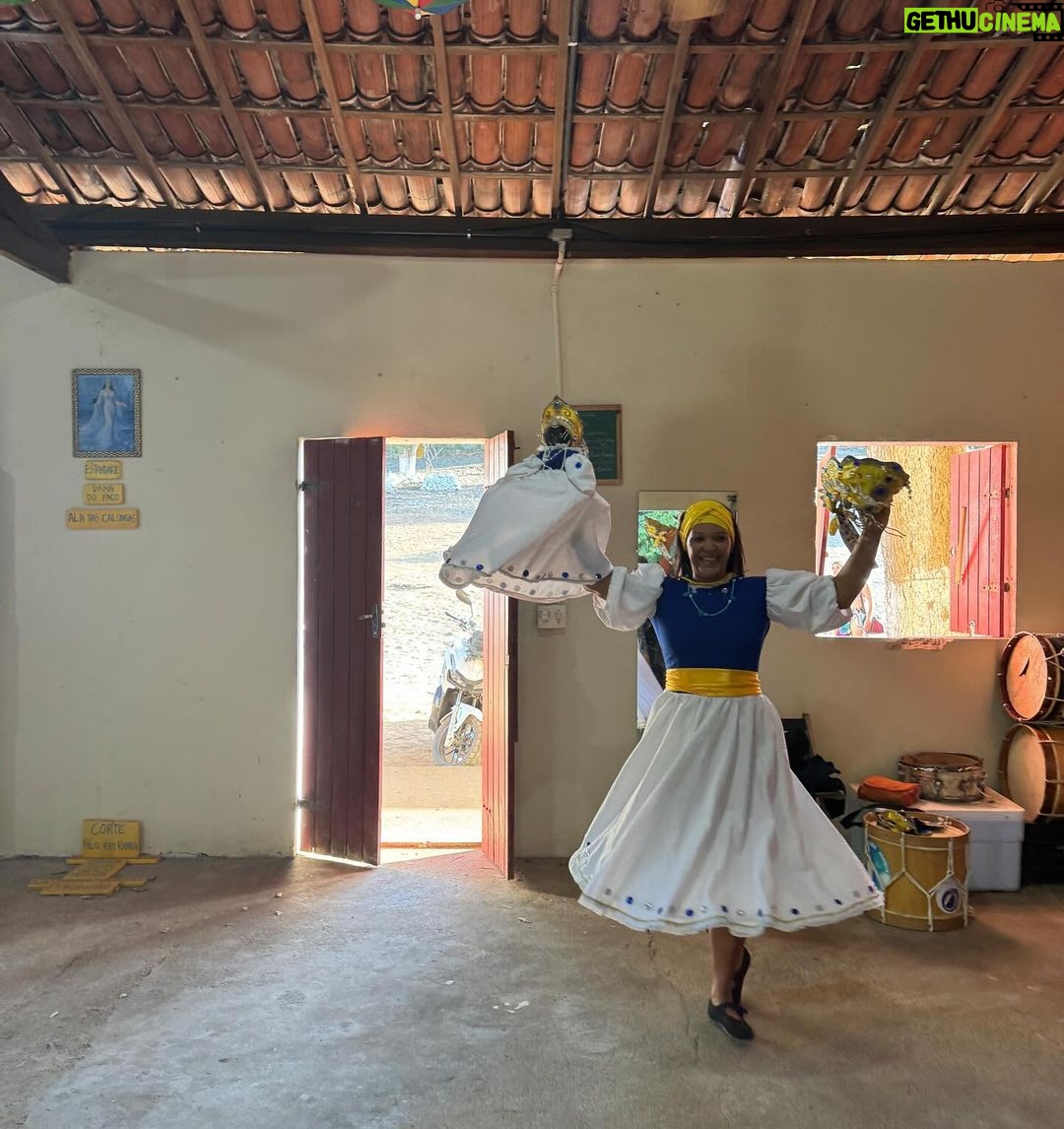 Caio Braz Instagram - Estivemos nos últimos dois dias em Fernando de Noronha gravando um episódio especial pra @globopernambuco chamado Carnaval Noronha. Vai ao ar no Sábado de Carnaval e ficou uma delícia! Obrigado a todos os parceiros dessa caminhada e pela acolhida generosa. Falou Pernambuco eu tô dentro 🩷 @joaopaulogomes @liviafranca @eltondecastroo @julianafarujo @paulawalter @thainafreitas_ @cai0marques @berna.art @mottafoto @agenciaprensa @joaopaulogomes @liviafranca @fortenoronha @almirrouche @sambaprosamigos @ailtonfloroficial