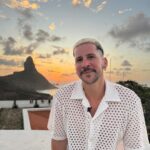 Caio Braz Instagram - Estivemos nos últimos dois dias em Fernando de Noronha gravando um episódio especial pra @globopernambuco chamado Carnaval Noronha. Vai ao ar no Sábado de Carnaval e ficou uma delícia! Obrigado a todos os parceiros dessa caminhada e pela acolhida generosa. Falou Pernambuco eu tô dentro 🩷 @joaopaulogomes @liviafranca @eltondecastroo @julianafarujo @paulawalter @thainafreitas_ @cai0marques @berna.art @mottafoto @agenciaprensa @joaopaulogomes @liviafranca @fortenoronha @almirrouche @sambaprosamigos @ailtonfloroficial