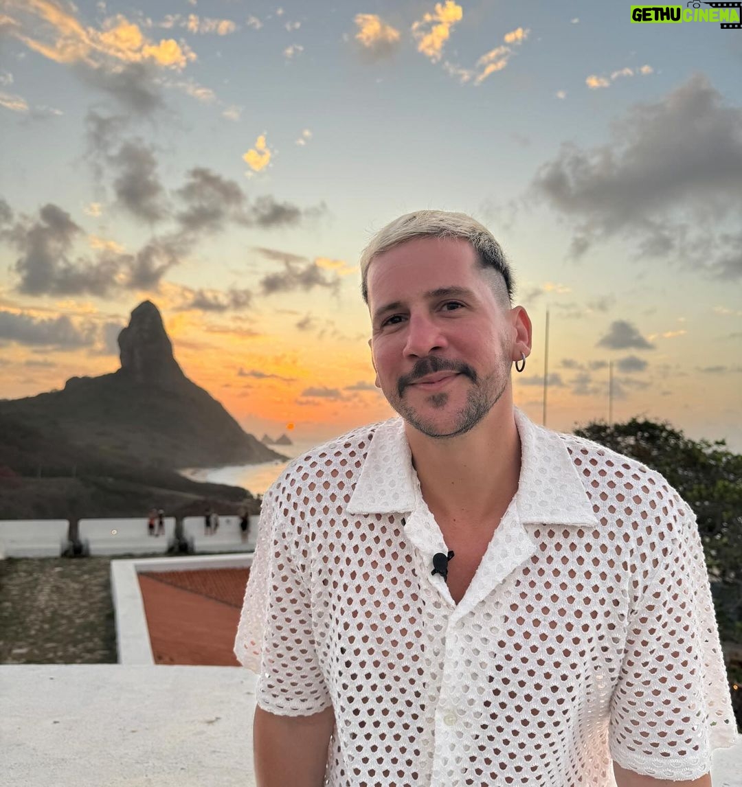 Caio Braz Instagram - Estivemos nos últimos dois dias em Fernando de Noronha gravando um episódio especial pra @globopernambuco chamado Carnaval Noronha. Vai ao ar no Sábado de Carnaval e ficou uma delícia! Obrigado a todos os parceiros dessa caminhada e pela acolhida generosa. Falou Pernambuco eu tô dentro 🩷 @joaopaulogomes @liviafranca @eltondecastroo @julianafarujo @paulawalter @thainafreitas_ @cai0marques @berna.art @mottafoto @agenciaprensa @joaopaulogomes @liviafranca @fortenoronha @almirrouche @sambaprosamigos @ailtonfloroficial