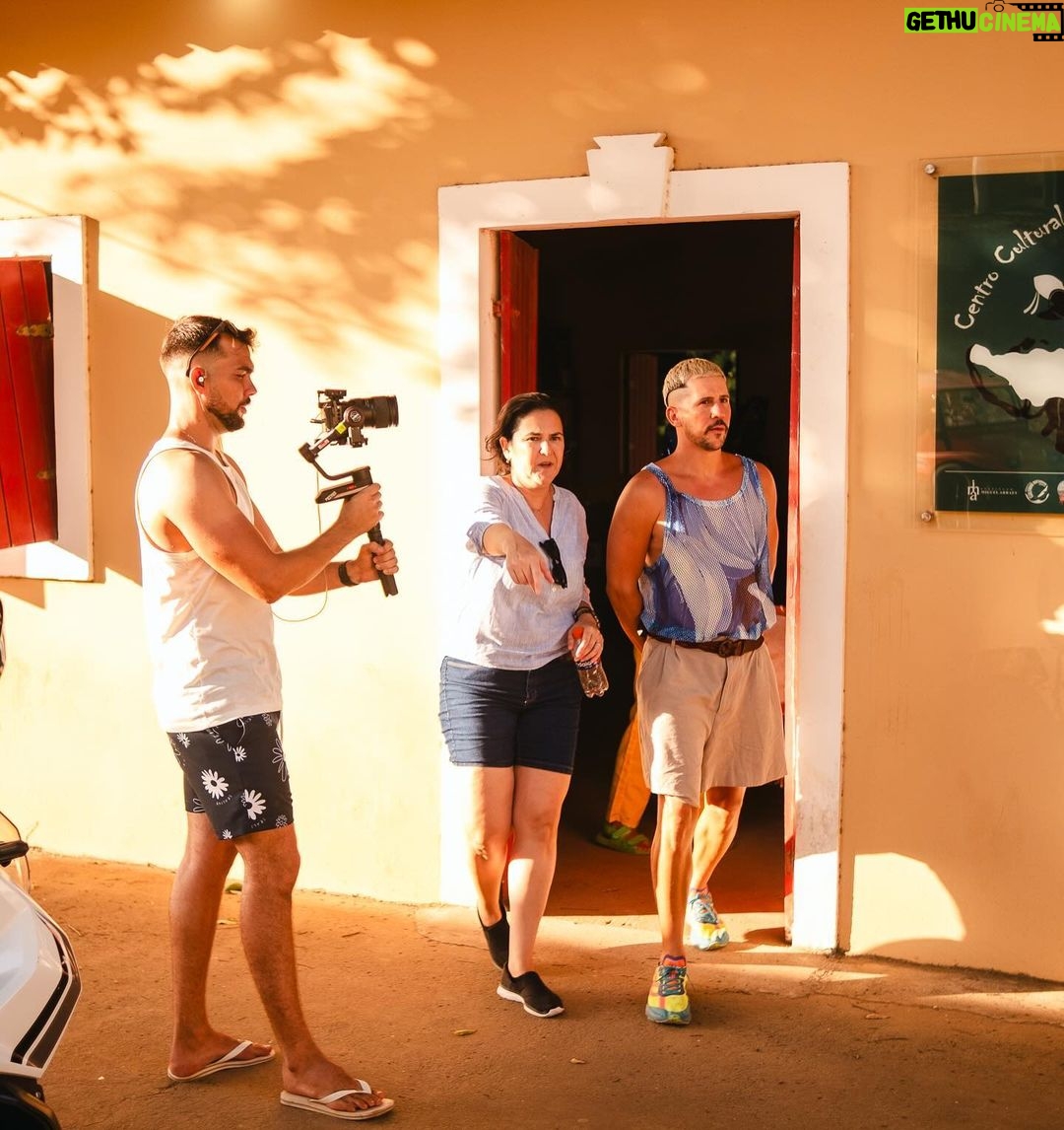 Caio Braz Instagram - Estivemos nos últimos dois dias em Fernando de Noronha gravando um episódio especial pra @globopernambuco chamado Carnaval Noronha. Vai ao ar no Sábado de Carnaval e ficou uma delícia! Obrigado a todos os parceiros dessa caminhada e pela acolhida generosa. Falou Pernambuco eu tô dentro 🩷 @joaopaulogomes @liviafranca @eltondecastroo @julianafarujo @paulawalter @thainafreitas_ @cai0marques @berna.art @mottafoto @agenciaprensa @joaopaulogomes @liviafranca @fortenoronha @almirrouche @sambaprosamigos @ailtonfloroficial