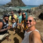 Caio Braz Instagram - Estivemos nos últimos dois dias em Fernando de Noronha gravando um episódio especial pra @globopernambuco chamado Carnaval Noronha. Vai ao ar no Sábado de Carnaval e ficou uma delícia! Obrigado a todos os parceiros dessa caminhada e pela acolhida generosa. Falou Pernambuco eu tô dentro 🩷 @joaopaulogomes @liviafranca @eltondecastroo @julianafarujo @paulawalter @thainafreitas_ @cai0marques @berna.art @mottafoto @agenciaprensa @joaopaulogomes @liviafranca @fortenoronha @almirrouche @sambaprosamigos @ailtonfloroficial