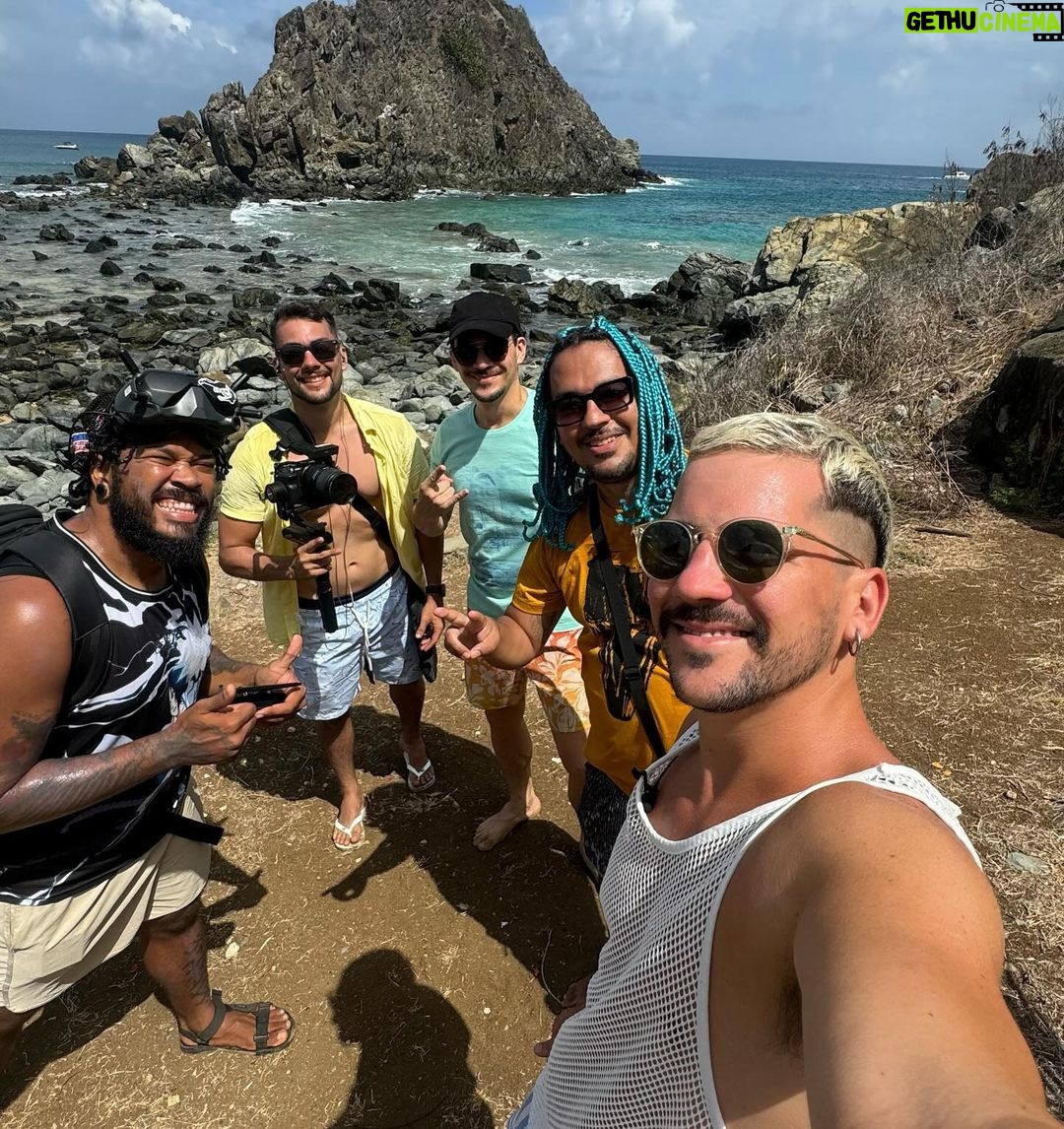 Caio Braz Instagram - Estivemos nos últimos dois dias em Fernando de Noronha gravando um episódio especial pra @globopernambuco chamado Carnaval Noronha. Vai ao ar no Sábado de Carnaval e ficou uma delícia! Obrigado a todos os parceiros dessa caminhada e pela acolhida generosa. Falou Pernambuco eu tô dentro 🩷 @joaopaulogomes @liviafranca @eltondecastroo @julianafarujo @paulawalter @thainafreitas_ @cai0marques @berna.art @mottafoto @agenciaprensa @joaopaulogomes @liviafranca @fortenoronha @almirrouche @sambaprosamigos @ailtonfloroficial