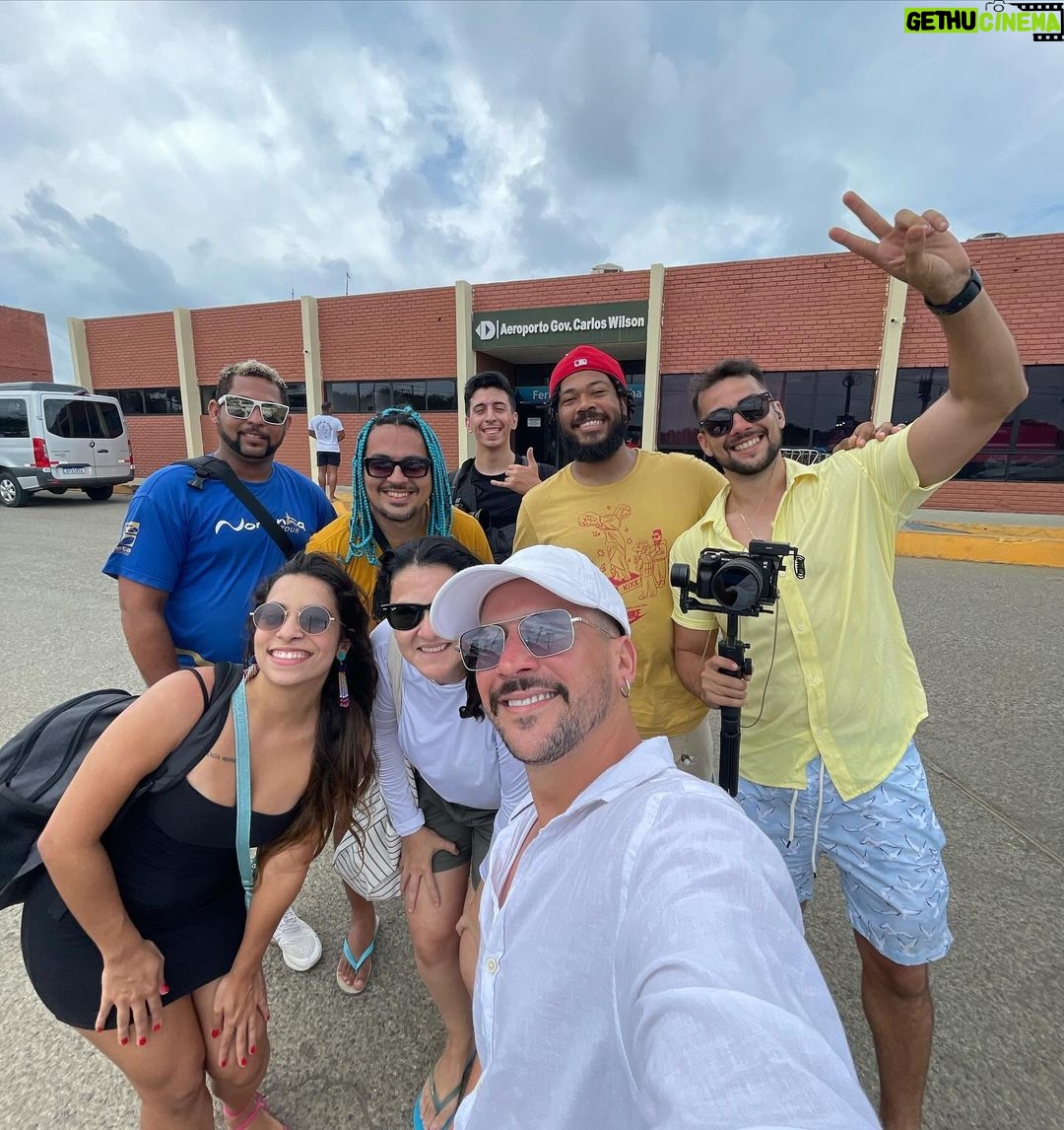 Caio Braz Instagram - Estivemos nos últimos dois dias em Fernando de Noronha gravando um episódio especial pra @globopernambuco chamado Carnaval Noronha. Vai ao ar no Sábado de Carnaval e ficou uma delícia! Obrigado a todos os parceiros dessa caminhada e pela acolhida generosa. Falou Pernambuco eu tô dentro 🩷 @joaopaulogomes @liviafranca @eltondecastroo @julianafarujo @paulawalter @thainafreitas_ @cai0marques @berna.art @mottafoto @agenciaprensa @joaopaulogomes @liviafranca @fortenoronha @almirrouche @sambaprosamigos @ailtonfloroficial