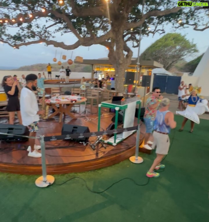 Caio Braz Instagram - Estivemos nos últimos dois dias em Fernando de Noronha gravando um episódio especial pra @globopernambuco chamado Carnaval Noronha. Vai ao ar no Sábado de Carnaval e ficou uma delícia! Obrigado a todos os parceiros dessa caminhada e pela acolhida generosa. Falou Pernambuco eu tô dentro 🩷 @joaopaulogomes @liviafranca @eltondecastroo @julianafarujo @paulawalter @thainafreitas_ @cai0marques @berna.art @mottafoto @agenciaprensa @joaopaulogomes @liviafranca @fortenoronha @almirrouche @sambaprosamigos @ailtonfloroficial