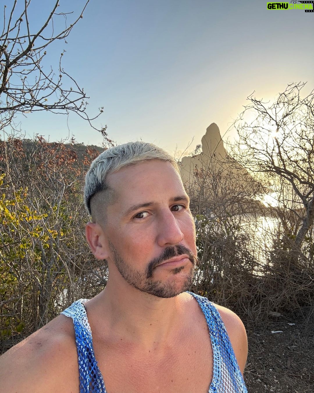 Caio Braz Instagram - deixe ele curtir o espaço instagramável dele 🌟 Fernando de Noronha