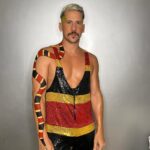 Caio Braz Instagram - COBRA CORAL PEQUENINA, TRELOSA & VENENOSA look: @camilaferza @studioferza make: @fernandagodoy.makeup essa cobra coral tava linda ontem no Marco Zero, abrindo os trabalhos do Carnaval do Recife. obrigado pelo espaço @prefeiturarecife @joaocampos @gilbertoprazeres @ninivecaldas @arruda.jailton Recife, Brazil