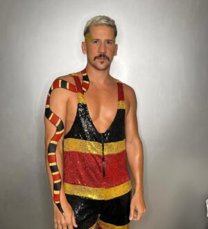 Caio Braz Instagram - COBRA CORAL
PEQUENINA, TRELOSA & VENENOSA

look: @camilaferza @studioferza 
make: @fernandagodoy.makeup 

essa cobra coral tava linda ontem no Marco Zero, abrindo os trabalhos do Carnaval do Recife. obrigado pelo espaço @prefeiturarecife @joaocampos @gilbertoprazeres @ninivecaldas @arruda.jailton