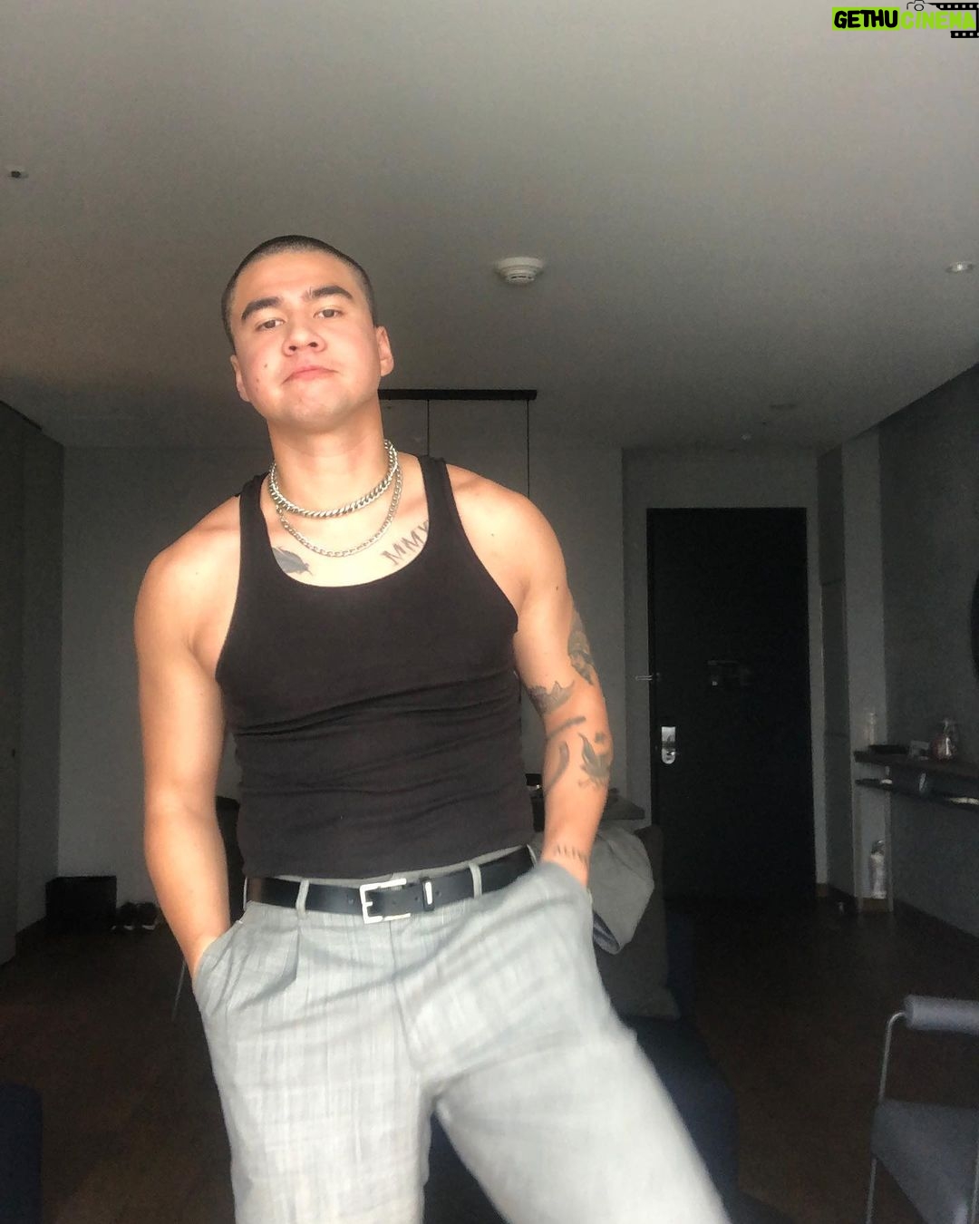 Calum Hood - 611K Likes - Yes, I wanted to show you the whole outfit but it didn’t fit in the frame. Yes, I shaved my head. I also have the suit jacket to match. It reminded me of David Byrne. Feeling very fulfilled here in Seoul.