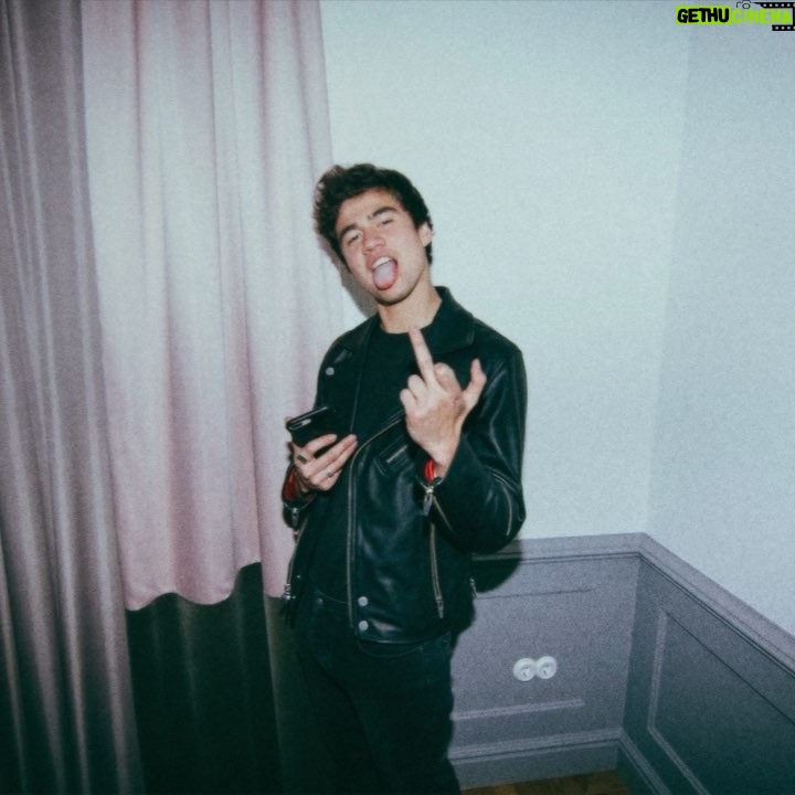 Calum Hood Instagram - Love/Hate Relationship. 📸 @andydeluca