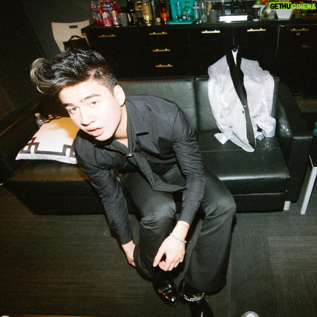 Calum Hood Instagram - ⚡️Home show away from home. Caught by @andydeluca.⚡️ Los Angeles, California