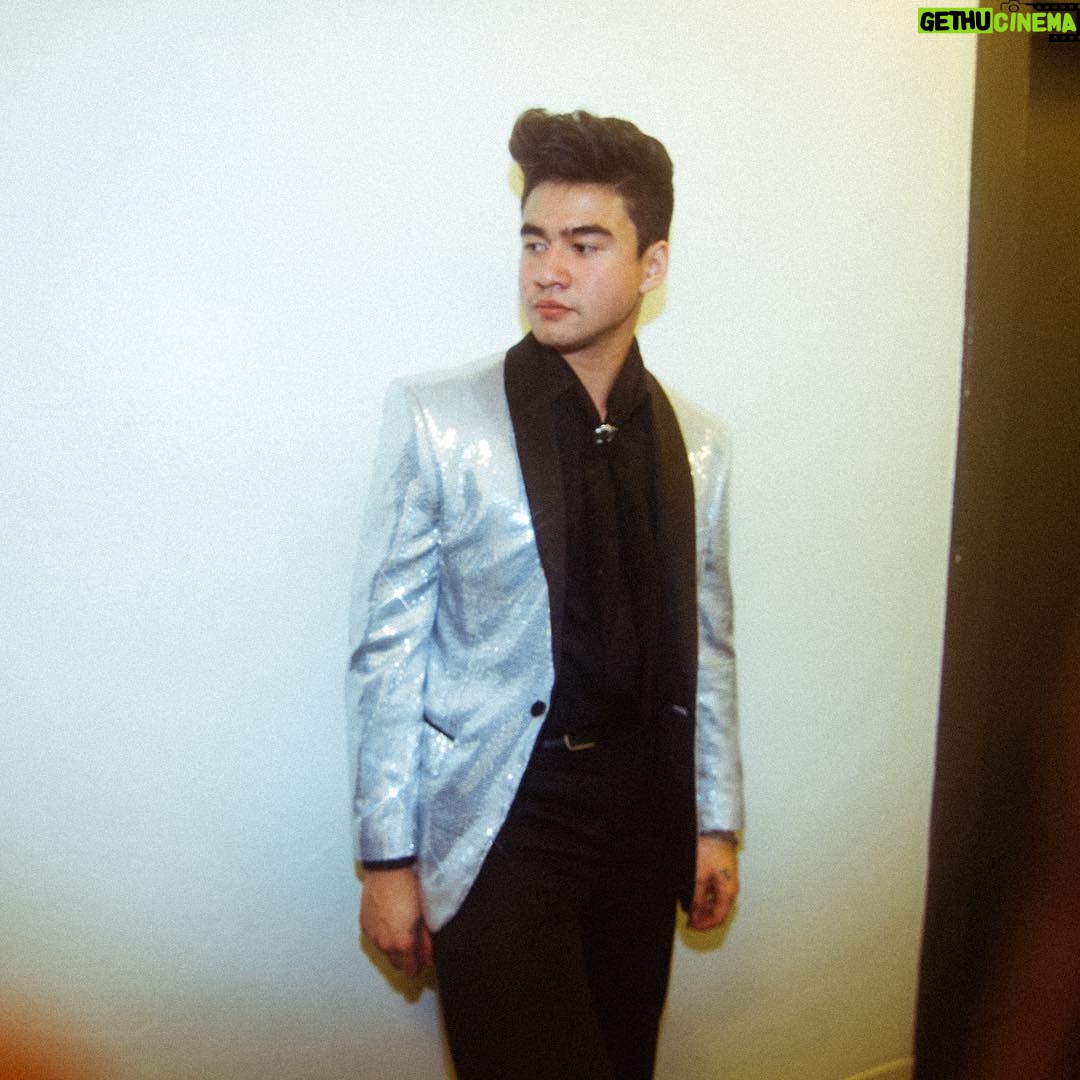 Calum Hood Instagram - ⚡️Home show away from home. Caught by @andydeluca.⚡️ Los Angeles, California