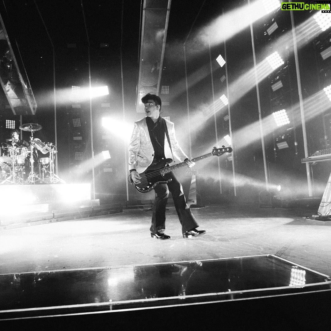 Calum Hood Instagram - ⚡️Home show away from home. Caught by @andydeluca.⚡️ Los Angeles, California