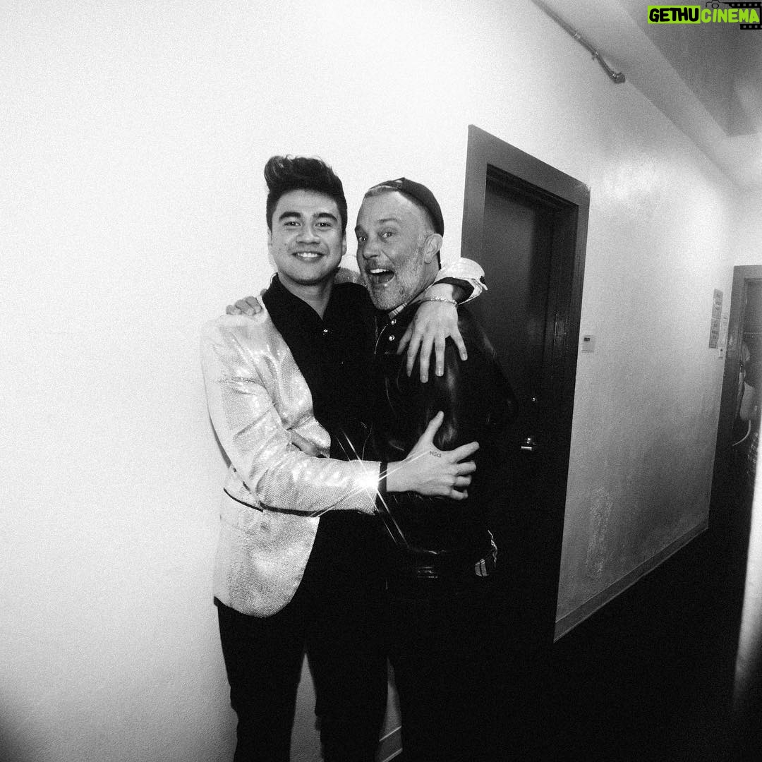 Calum Hood Instagram - ⚡️Home show away from home. Caught by @andydeluca.⚡️ Los Angeles, California