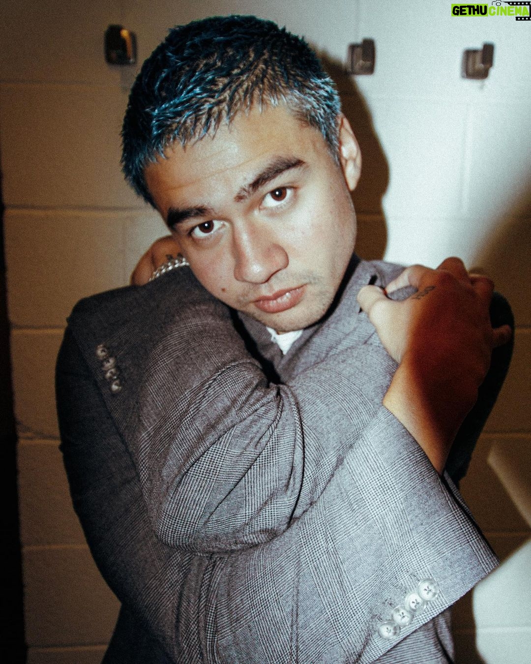 Calum Hood Instagram - Backstage / Side of stage / On stage 📸 @andydeluca
