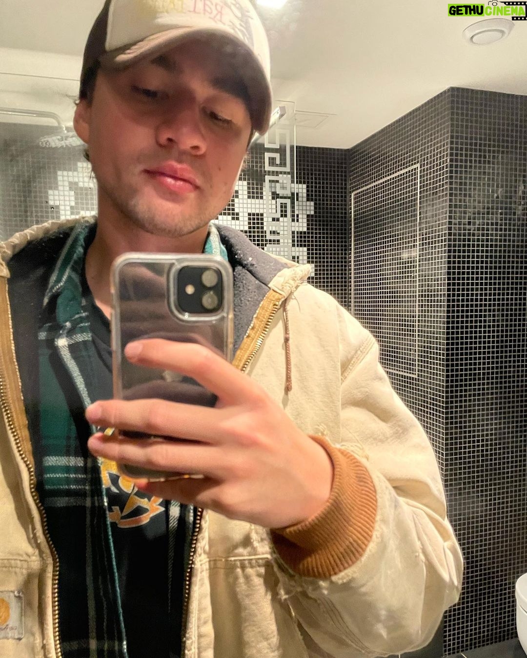 Calum Hood - 451.5K Likes - 1 show left. UK/EU has been unbelievable. This tour has been so rewarding and challenging for me. I feel so blessed to be in this position. Every time I get to perform I have an opportunity to know you and myself on a deeper level and I am so thankful for that. ¡Hala 5sos!