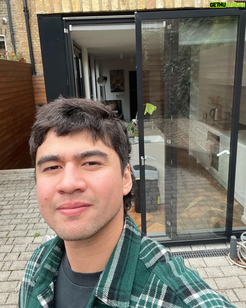 Calum Hood Instagram - 1 show left. UK/EU has been unbelievable. This tour has been so rewarding and challenging for me. I feel so blessed to be in this position. Every time I get to perform I have an opportunity to know you and myself on a deeper level and I am so thankful for that. ¡Hala 5sos!