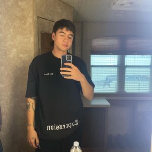 Calum Hood Instagram - 👋👋👋