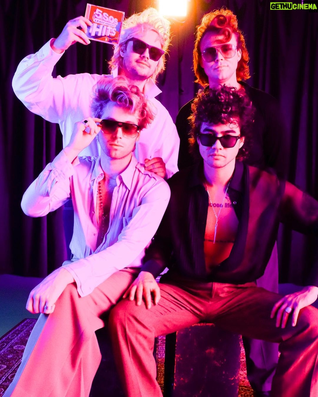 Calum Hood - 530.8K Likes - Time is an illusion, 5sos is forever. If you haven’t watched the 5 seconds of summer show yet on YouTube I suggest you do. #10years
📸
💞 @saraheiseman 💞
✨ @andydeluca ✨
👽 @ryanfleming 👽