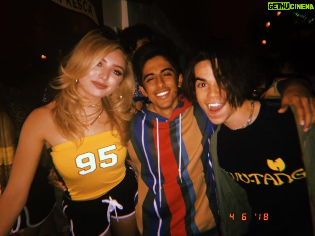 Cameron Boyce Instagram - Didn’t have to go too deep into our closets for 90’s night on friday lol 💥