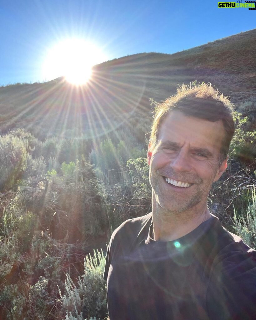 Cameron Mathison Instagram - Good morning🌅 I love taking every opportunity I can to get out in nature and just let it all in☺️ It’s proven to have such a fantastic impact on our state of mind. Reduces stress, improves mood, improves attention, and reduces risk of mental health challenges. #nature #getoutside #destress #behappy Edwards, Colorado