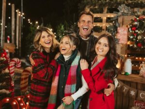 Cameron Mathison Instagram - Just me and three Queens of Christmas 🎄🎅🏼
#greatamericanchristmas 
#greatamericanfamily 
#chritmasmovies 
#christmas